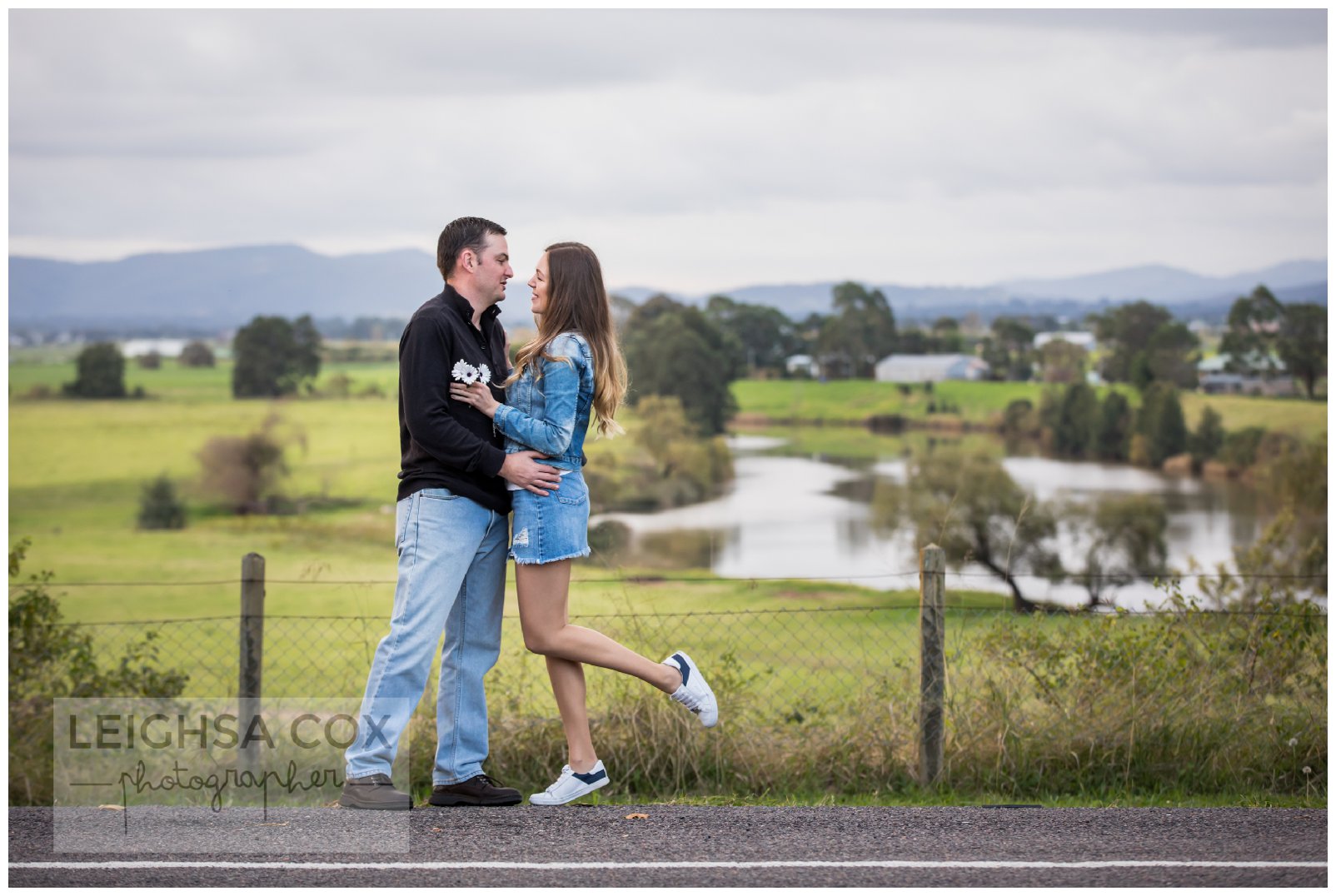 loved up couple hunter valley