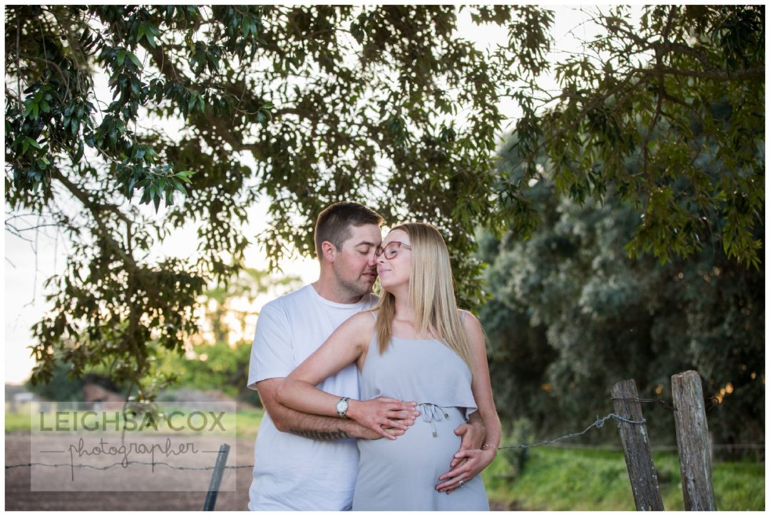 couple snuggle Hunter Valley